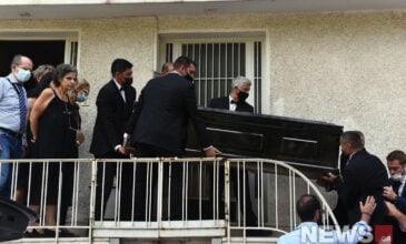 Μίκης Θεοδωράκης: Συγκίνηση έξω από το σπίτι του – «Αθάνατος» φώναζε ο κόσμος – Δείτε τις εικόνες του News