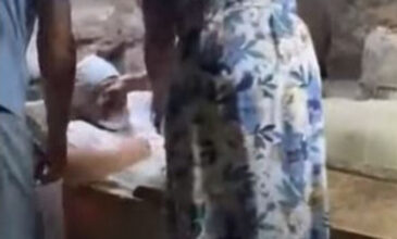 Κύπρος: Ρωσίδα τουρίστρια ξάπλωσε μέσα στη σαρκοφάγο του Αγίου Λαζάρου και… σφήνωσε – Δείτε το βίντεο