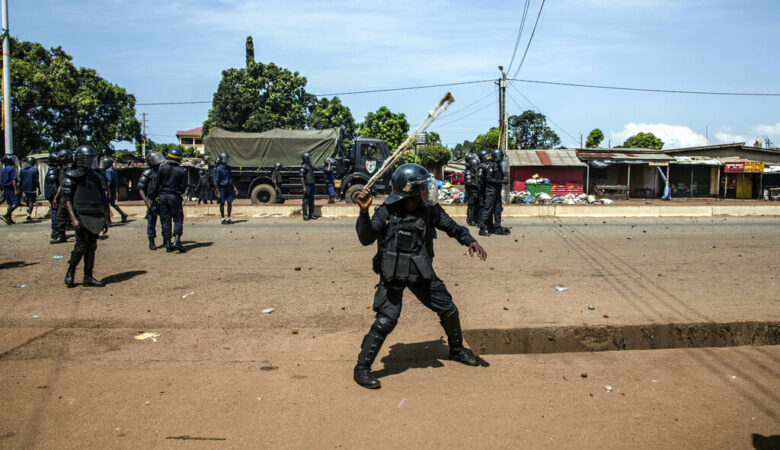 Γουινέα: Πραξικοπηματίες λένε πως συνέλαβαν τον πρόεδρο Κοντέ