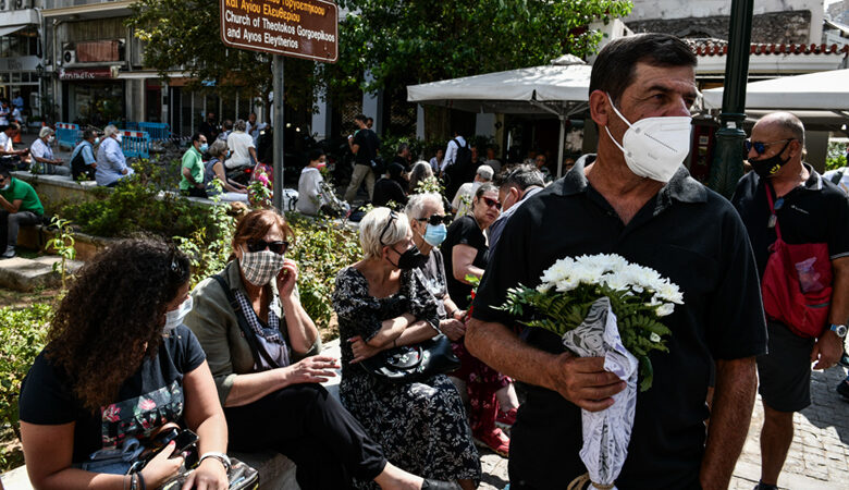 Μίκης Θεοδωράκης: Κόσμος συγκεντρώνεται έξω από τη Μητρόπολη για να τον αποχαιρετήσει