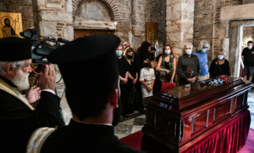 Απόφαση Πρωτοδικείου: Οι εκτελεστές της τελευταίας επιθυμίας του Θεοδωράκη αναλαμβάνουν τις διαδικασίες κηδείας και ταφής