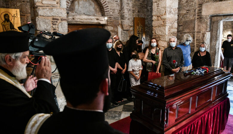 Απόφαση Πρωτοδικείου: Οι εκτελεστές της τελευταίας επιθυμίας του Θεοδωράκη αναλαμβάνουν τις διαδικασίες κηδείας και ταφής