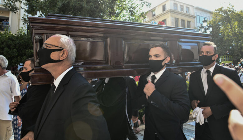 Μίκης Θεοδωράκης: Οι οδηγίες που έδωσε για την κηδεία του σε συμβολαιογραφική πράξη