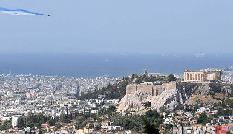 Τα Rafale είπαν «αντίο» σχηματίζοντας τα χρώματα της Ελλάδας πάνω από την Ακρόπολη – Εντυπωσιακές εικόνες