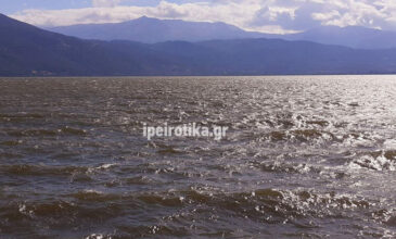 Ιωάννινα: Οι ισχυροί άνεμοι φουρτούνιασαν την λίμνη