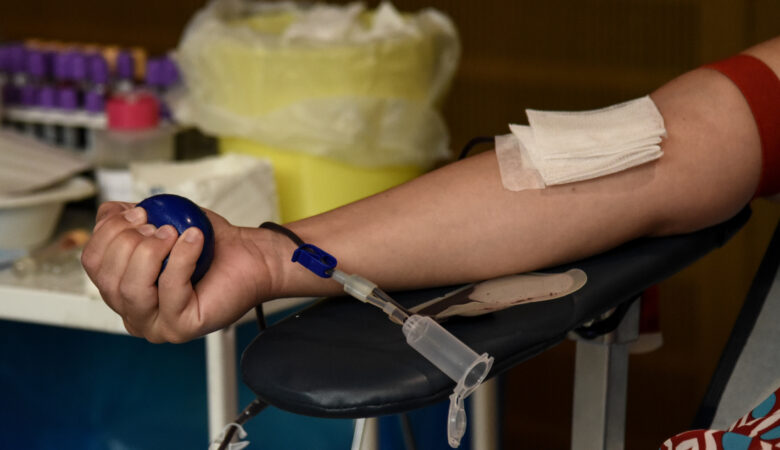 Απίστευτες καταστάσεις στην Πάτρα: Αντιεμβολιαστές αρνούνται μετάγγιση αίματος από εμβολιασμένους