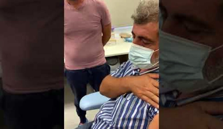 Παύλος Πολάκης: Το βίντεο που δείχνει καρέ – καρέ τη στιγμή του εμβολιασμού του