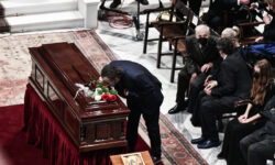 Μίκης Θεοδωράκης: Ο αποχαιρετισμός πριν από το τελευταίο ταξίδι στα Χανιά – «Αθάνατος»