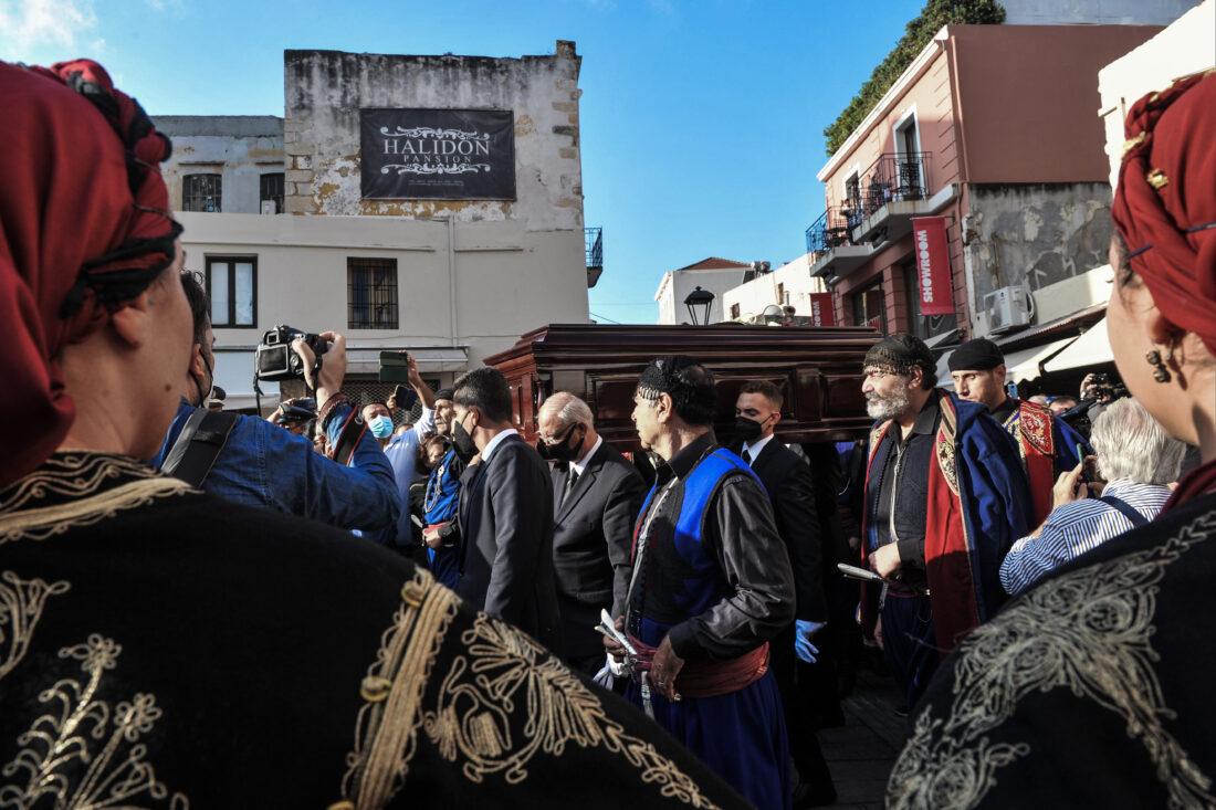 Μίκης Θεοδωράκης: Συγκίνηση και δέος στα Χανιά – Ο μεγάλος Έλληνας συνθέτης στην «αγκαλιά» της Κρήτης όπως ήταν και η τελευταία του επιθυμία