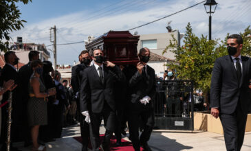 Το τελευταίο «αντίο» στον Μίκη Θεοδωράκη: Υπόκλιση στον μεγάλο Έλληνα μουσικοσυνθέτη – Τραγούδησαν «Τον ανδρειωμένο μην τον κλαις»
