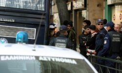 Μεγάλη αστυνομική επιχείρηση για κύκλωμα διακίνησης μεταναστών στην Αττική – Πάνω από 20 συλλήψεις