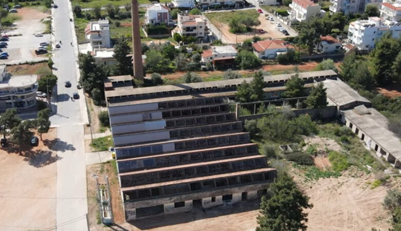 Το εγκαταλελειμμένο εργοστάσιο πορσελάνης στη Νέα Μάκρη – Ποια ελληνική σειρά γυρίστηκε εκεί