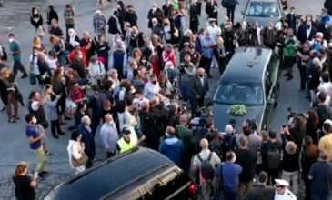 Έφτασε στην Κρήτη η σορός του Μίκη Θεοδωράκη – Πλήθος κόσμου στο λιμάνι – Συγκίνηση και χειροκροτήματα