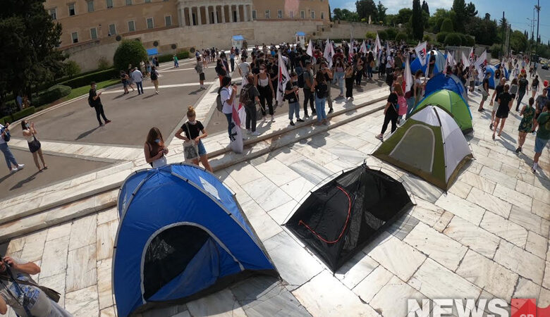 Φοιτητές έστησαν σκηνές μπροστά από τη Βουλή – Δείτε τις εικόνες του News