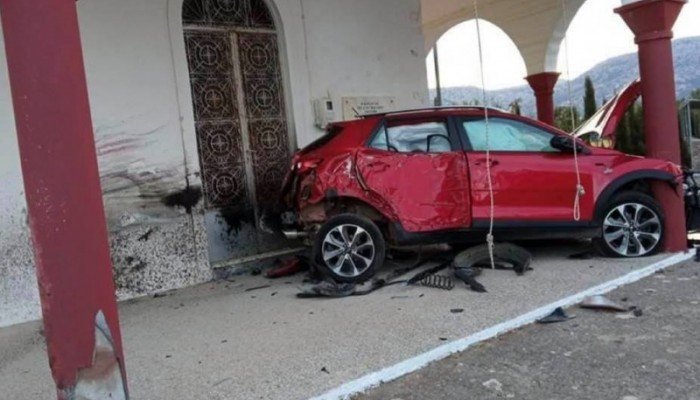 Κρήτη: Αυτοκίνητο «καρφώθηκε» στην είσοδο εκκλησίας