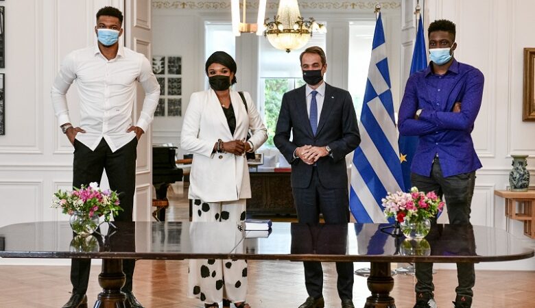 Μητσοτάκης: Στο πρόσωπο της οικογένειας Αντετοκούνμπο αντικατοπτρίζεται η Ελλάδα που θέλουμε