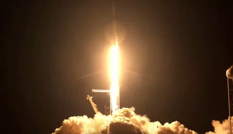 SpaceX: Εκτοξεύτηκε ο πύραυλος Falcon 9 με ερασιτέχνες αστροναύτες