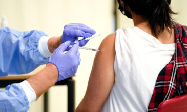 Εμβόλιο Pfizer: Νέα καταγγελία για παρενέργειες – 19χρονη παρουσίασε αντιδραστική λεμφαδενίτιδα