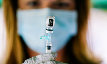 Εμβολιασμός: «Αλαλούμ» με λάθος SMS για την τρίτη δόση – «Την έκανα χωρίς να χρειάζεται»