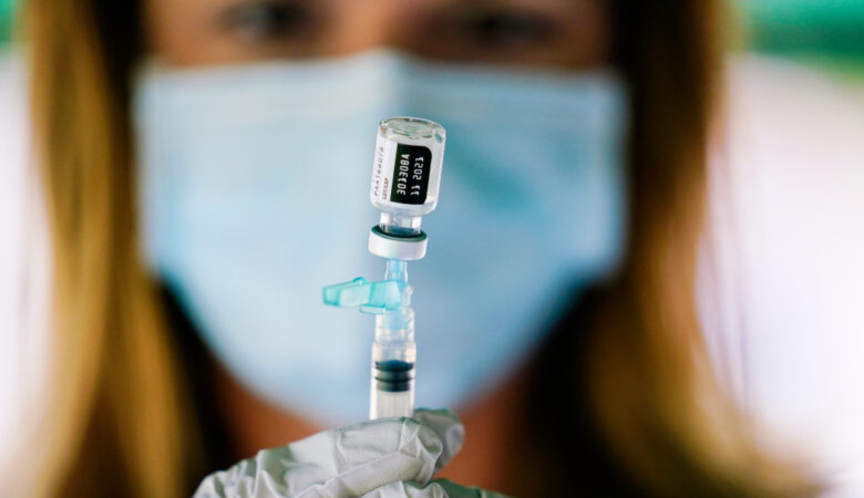 Εμβολιασμός: «Αλαλούμ» με λάθος SMS για την τρίτη δόση – «Την έκανα χωρίς να χρειάζεται»