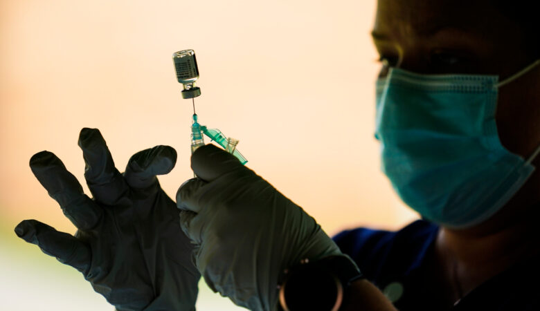 Εμβολιασμός: Ανησυχία για την έξαρση κρουσμάτων σε ανηλίκους – Το σχέδιο για την τρίτη δόση