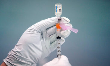 Μόσιαλος: H τρίτη δόση του εμβολίου είναι αποτελεσματική έναντι της Όμικρον
