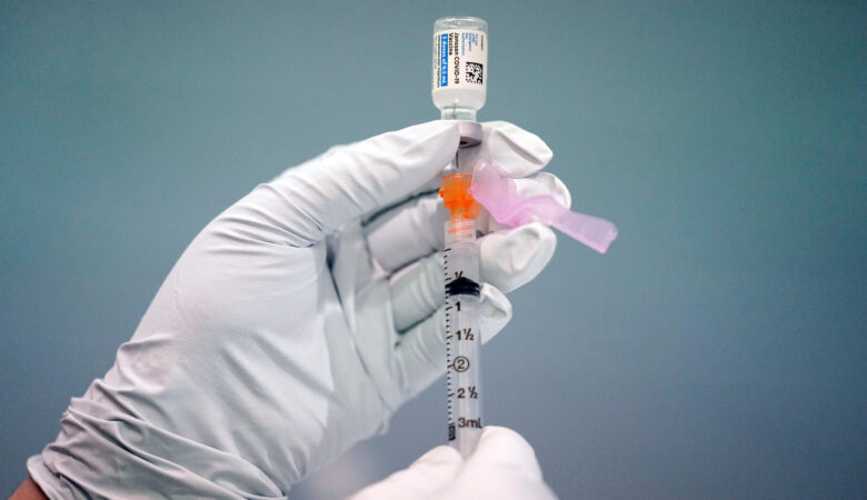 Μόσιαλος: H τρίτη δόση του εμβολίου είναι αποτελεσματική έναντι της Όμικρον