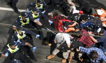 Κορονοϊός: Άγριες συμπλοκές και 200 συλλήψεις στη Μελβούρνη στη διαδήλωση κατά του lockdown