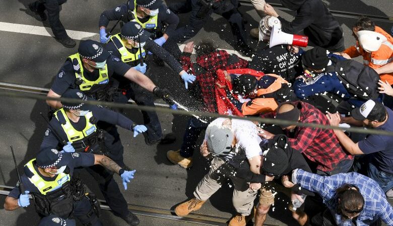 Κορονοϊός: Άγριες συμπλοκές και 200 συλλήψεις στη Μελβούρνη στη διαδήλωση κατά του lockdown