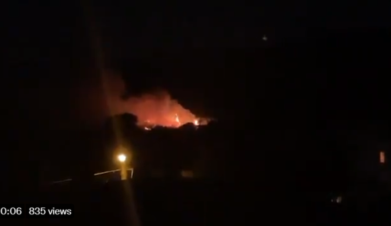 Μεγάλη φωτιά στη Νέα Μάκρη κοντά σε σπίτια – Δύο οι εστίες – Εκκένωση περιοχών