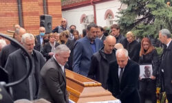 Συγκινητικές στιγμές στο «αντίο» του Ίβκοβιτς: Ομπράντοβιτς, Ντανίλοβιτς, Ράτζα και Πάσπαλι κουβαλούν το φέρετρο του Ντούντα
