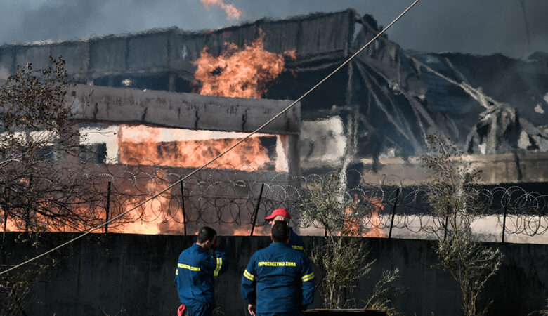 Εικόνες από τη μεγάλη φωτιά σε εργοστάσιο στον Ασπρόπυργο: Οι φλόγες ξεπέρασαν τα 15 μέτρα