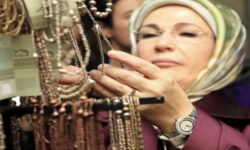 Σάλος στην Τουρκία: Η σύζυγος του Ερντογάν φόρεσε ρολόι αξίας 30.000 ευρώ