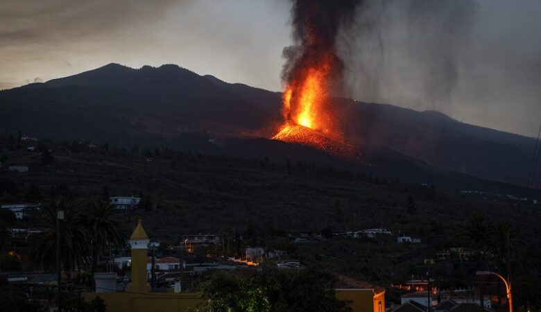 Έκρηξη ηφαιστείου στην Ισπανία: Εκκενώθηκαν άλλες τρεις πόλεις στη Λα Πάλμα