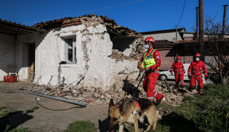 Ισχυρός σεισμός στην Κρήτη: Σωστικά συνεργεία με σκύλους και drones στο νησί – Ένας νεκρός – Σε εφαρμογή το σχέδιο «Εγκέλαδος»