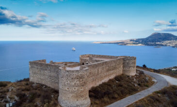 Το εντυπωσιακό φρούριο δίπλα στο χωριό – φάντασμα της Κρήτης