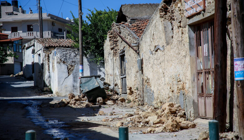 Ισχυρός σεισμός στην Κρήτη: Εγκαθίστανται σκηνές στο Αρκαλοχώρι και στην ευρύτερη περιοχή του Ηρακλείου