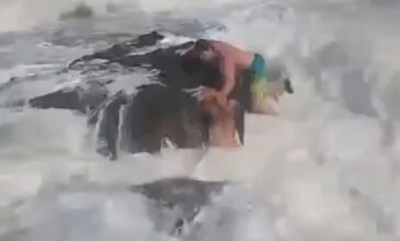 Εικόνες που σοκάρουν στην Ισπανία: Η στιγμή που τα κύματα «καταπίνουν» δύο ανθρώπους