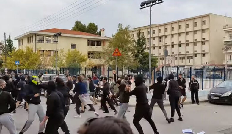 Άγρια επεισόδια έξω από σχολείο στη Θεσσαλονίκη – Σοκάρει το βίντεο από τις συμπλοκές