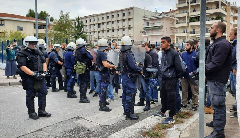 Σταυρούπολη: Τρεις συλλήψεις και δύο τραυματισμοί από τα επεισόδια στο ΕΠΑΛ – Γ.Γ Υπ. Παιδείας: Καμία έκνομη ενέργεια ανεκτή