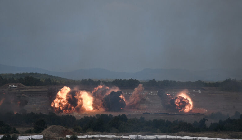 Εντυπωσιακές εικόνες από την άσκηση «Παρμενίων» – Επίδειξη της ισχύος πυρός των Ενόπλων Δυνάμεων