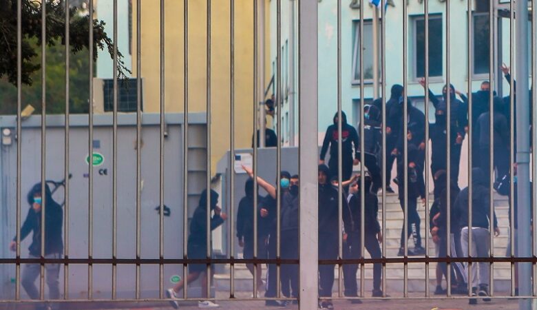 Στον εισαγγελέα οι 11 συλληφθέντες για τα επεισόδια στο ΕΠΑΛ Σταυρούπολης
