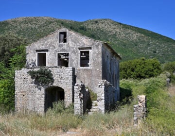 Πού είναι το έρημο χωριό της Ελλάδας με φυσικό σκηνικό σαν φτιαγμένο για ταινία