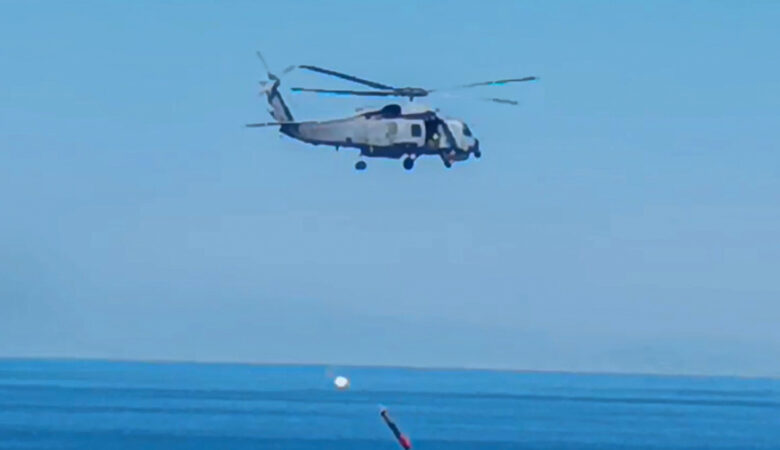 Εντυπωσιακές εικόνες από άσκηση του Πολεμικού Ναυτικού – Ελικόπτερα «εγκλωβίζουν» υποβρύχιο