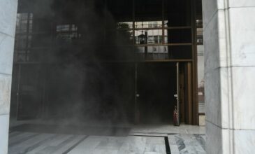 Συναγερμός για φωτιά σε υπόγειο τράπεζας στο κέντρο της Αθήνας
