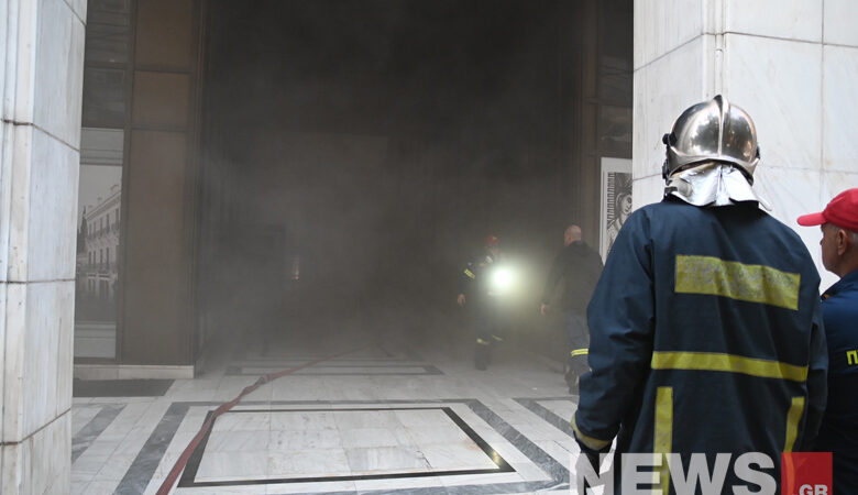 Υπό μερικό έλεγχο η φωτιά σε υπόγειο του κτηρίου της Alpha Bank στην Σταδίου
