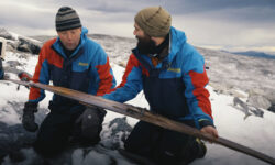 Νορβηγία: Ανακαλύφθηκε το αρχαιότερο ζευγάρι ξύλινων πέδιλων σκι, ηλικίας 1.300 ετών