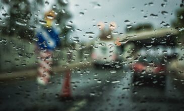 Η κακοκαιρία Elias «σφυροκοπά» και την Αττική – Βρέχει καταρρακτωδώς, πολλές αστραπές και χείμαρροι οι δρόμοι