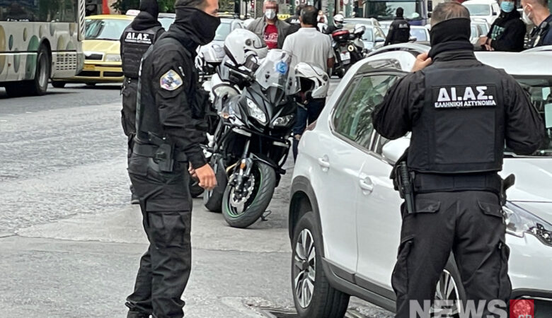 Πυροβολισμοί στο κέντρο της Αθήνας: Καταδίωξη αλλοδαπού που οδηγούσε κλεμμένο αυτοκίνητο – Δείτε τις εικόνες