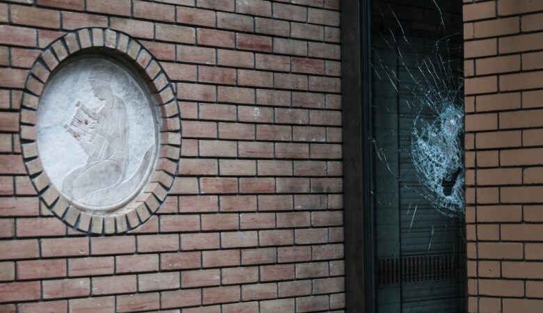 Επίθεση με βαριοπούλες στη ΔΟΥ Χολαργού – Μολότοφ σε ΚΕΠΥΟ στο Μοσχάτο